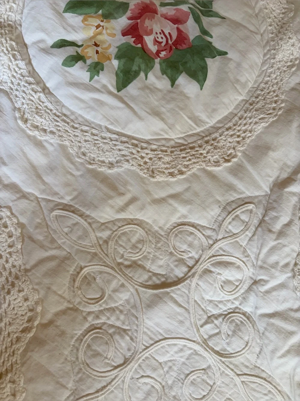 Vintage Cottagecore Floral Quilt Bedspread - Rose Medallions with Scalloped Edge